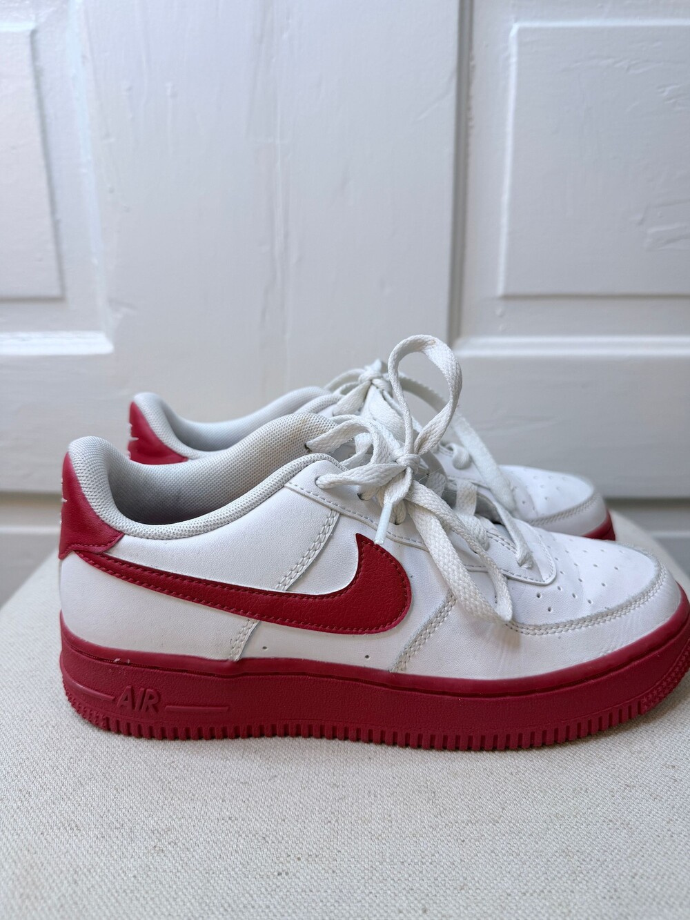 Nike Air Force 1 Low White University Red Sole Size Women's 6.5 Youth 4.5 - Picture 2 of 7